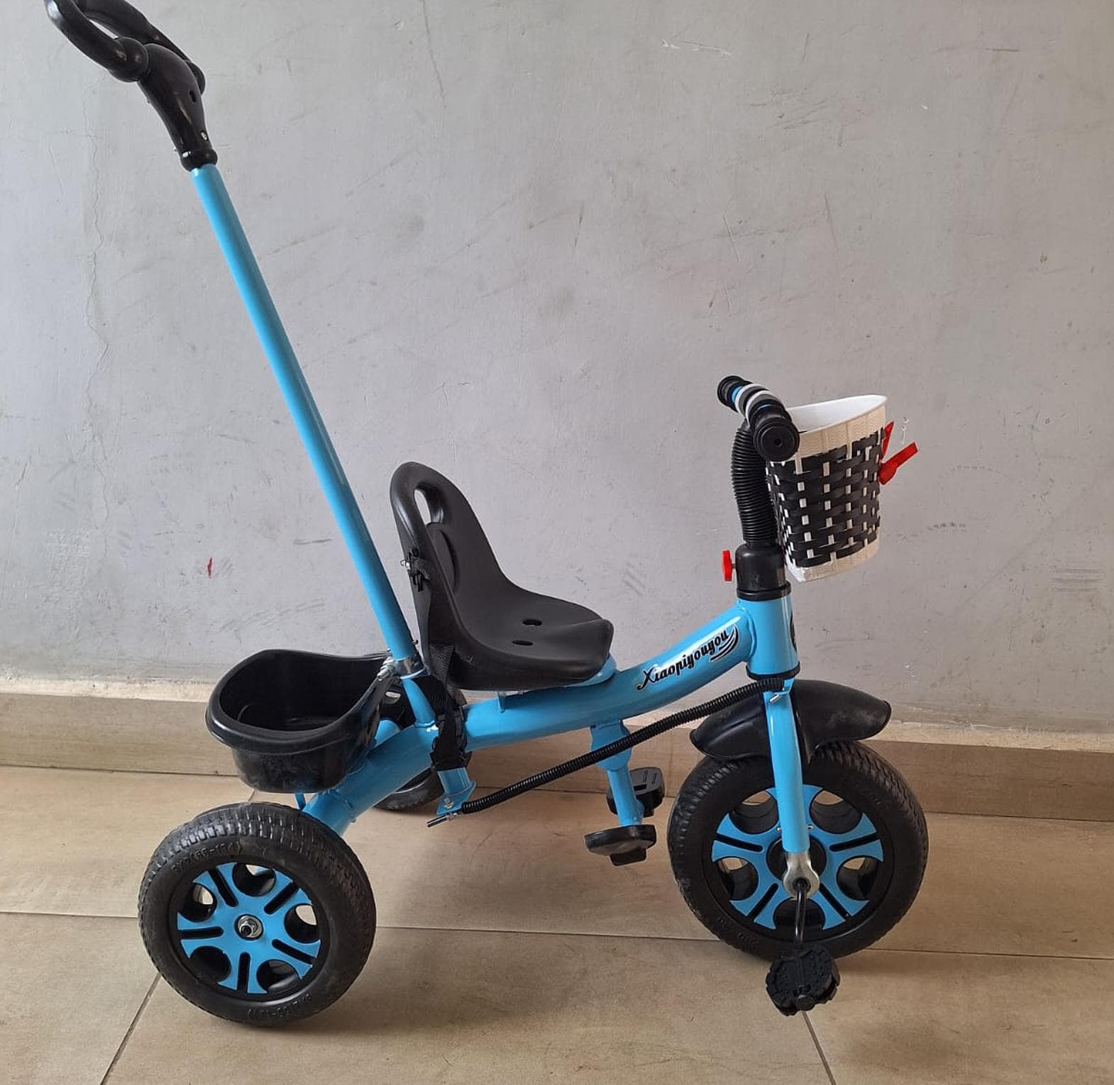 Tricycle with handle for kids