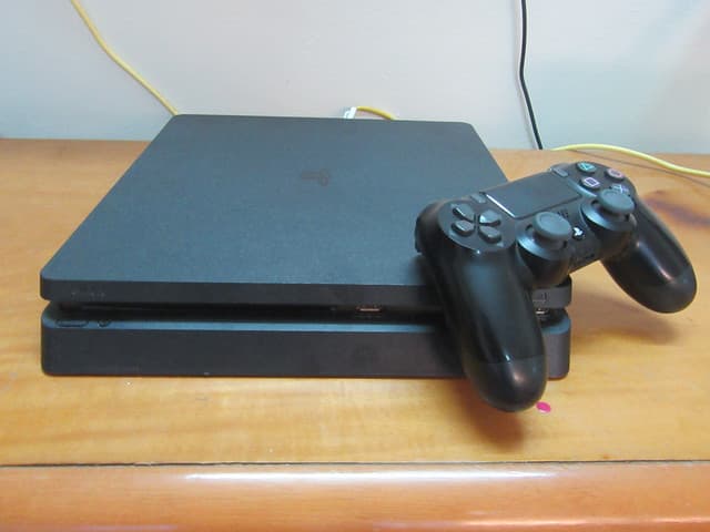 Pre Owned playstation 4 slim 2