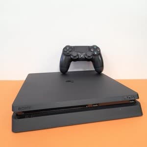Used Playstation 4 slim with games