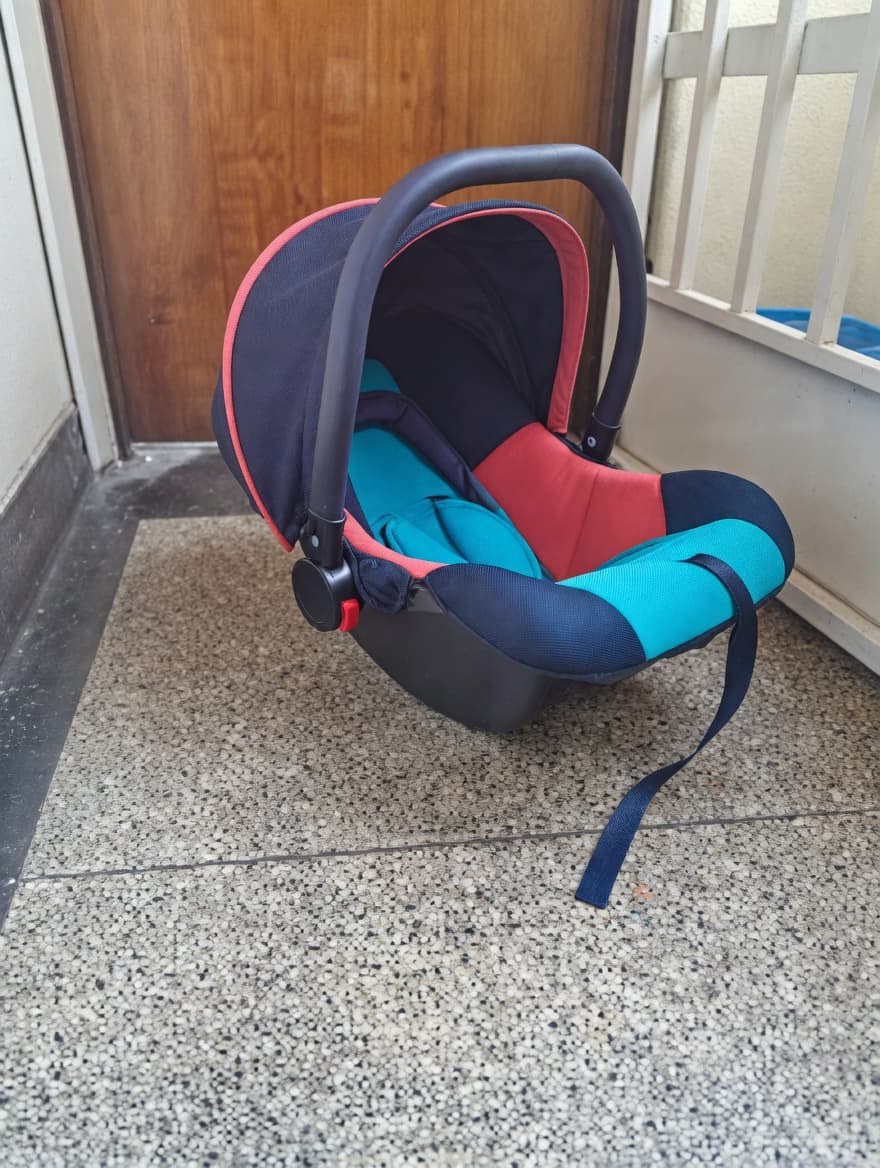 Infant Carry cot/ infant car seat/carrier