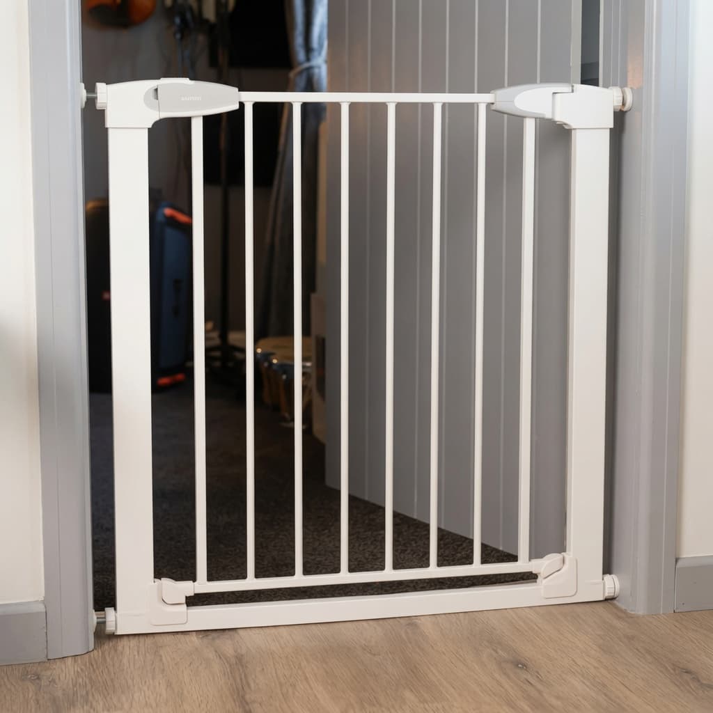 Adjustable safety gate for baby